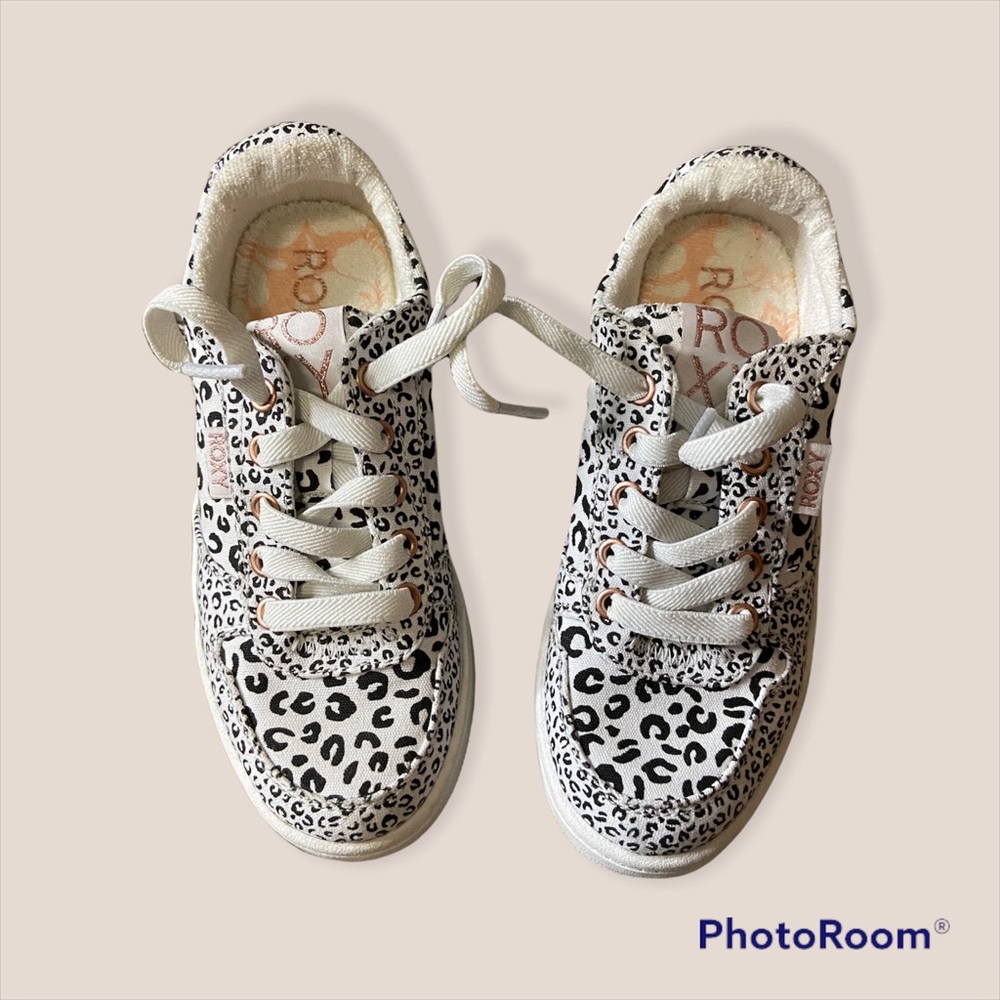 NWOT Girl’s Roxy Harper Sneakers